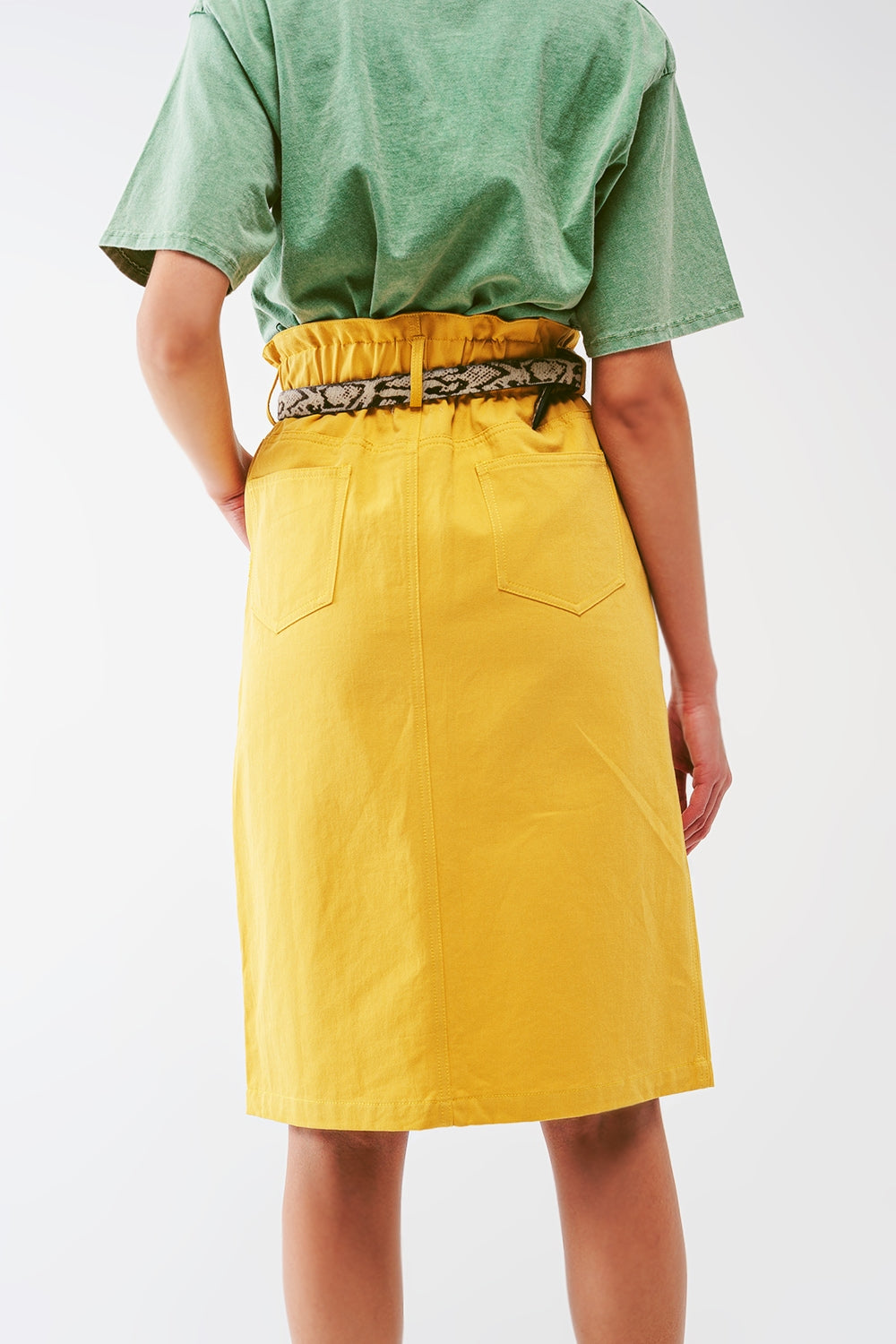 Falda recta con cintura estilo paper bag y abertura frontal en amarillo Q2