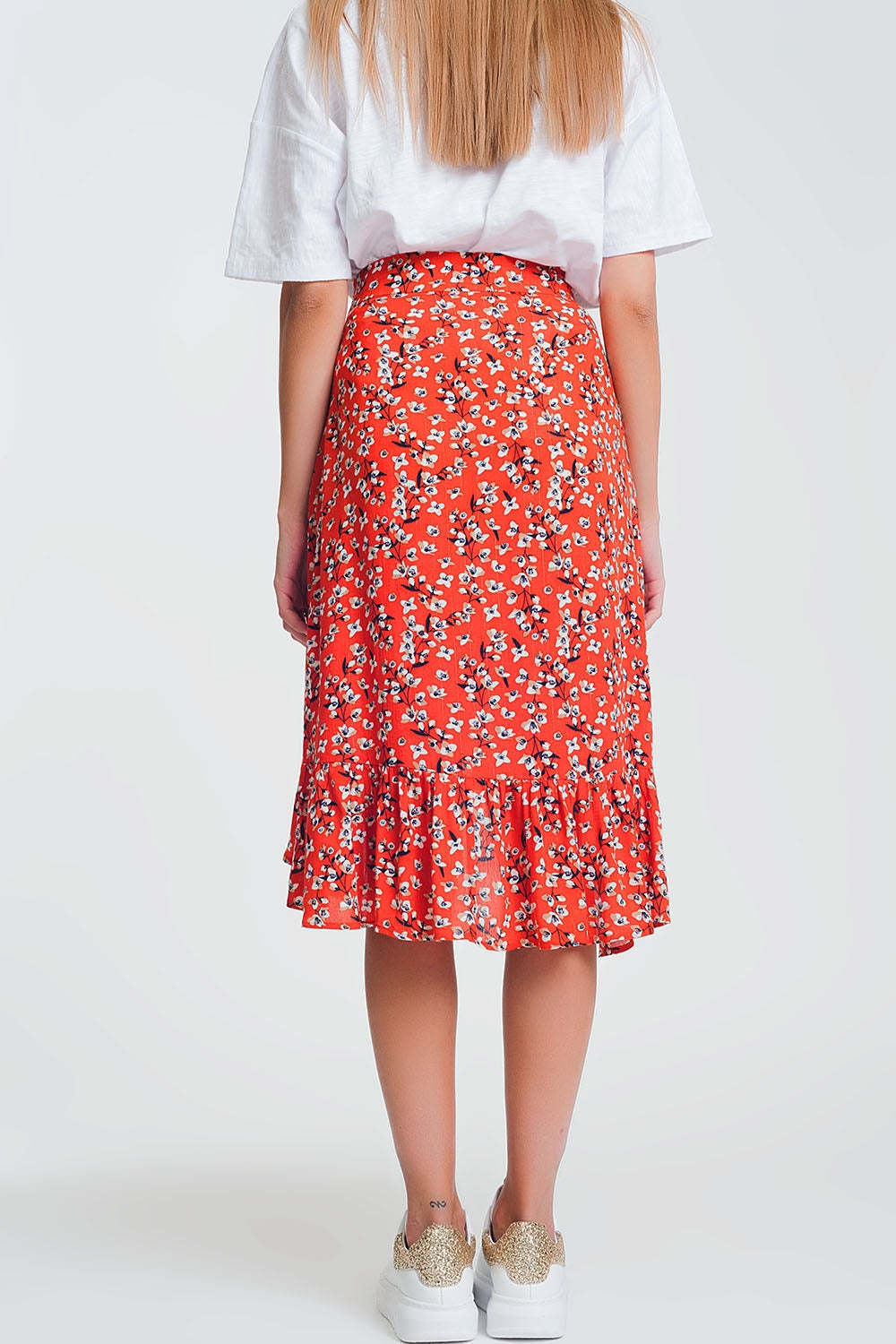 Falda roja asimétrica y cruzada con estampado Q2