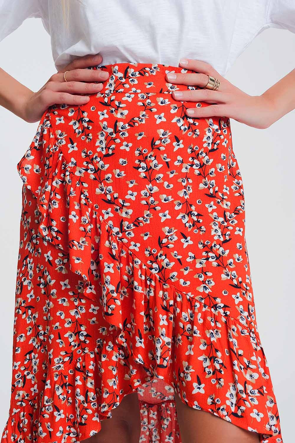 Falda roja asimétrica y cruzada con estampado Q2