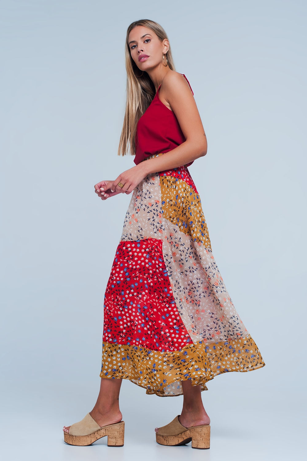 Falda roja larga de corte al bies con estampado de florecillas Q2