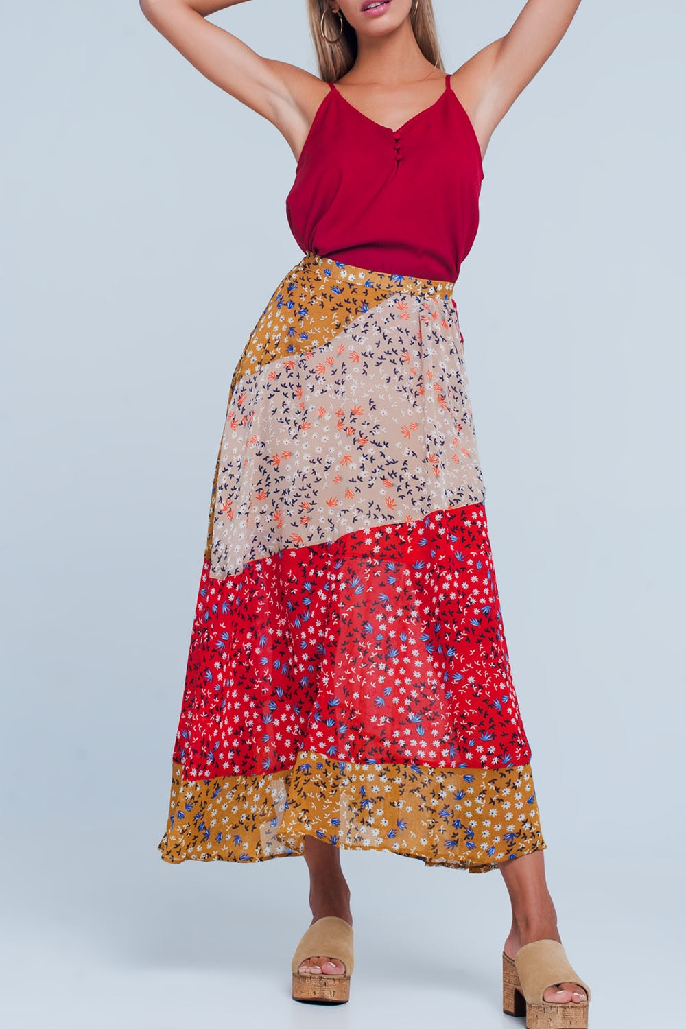 Falda roja larga de corte al bies con estampado de florecillas Q2