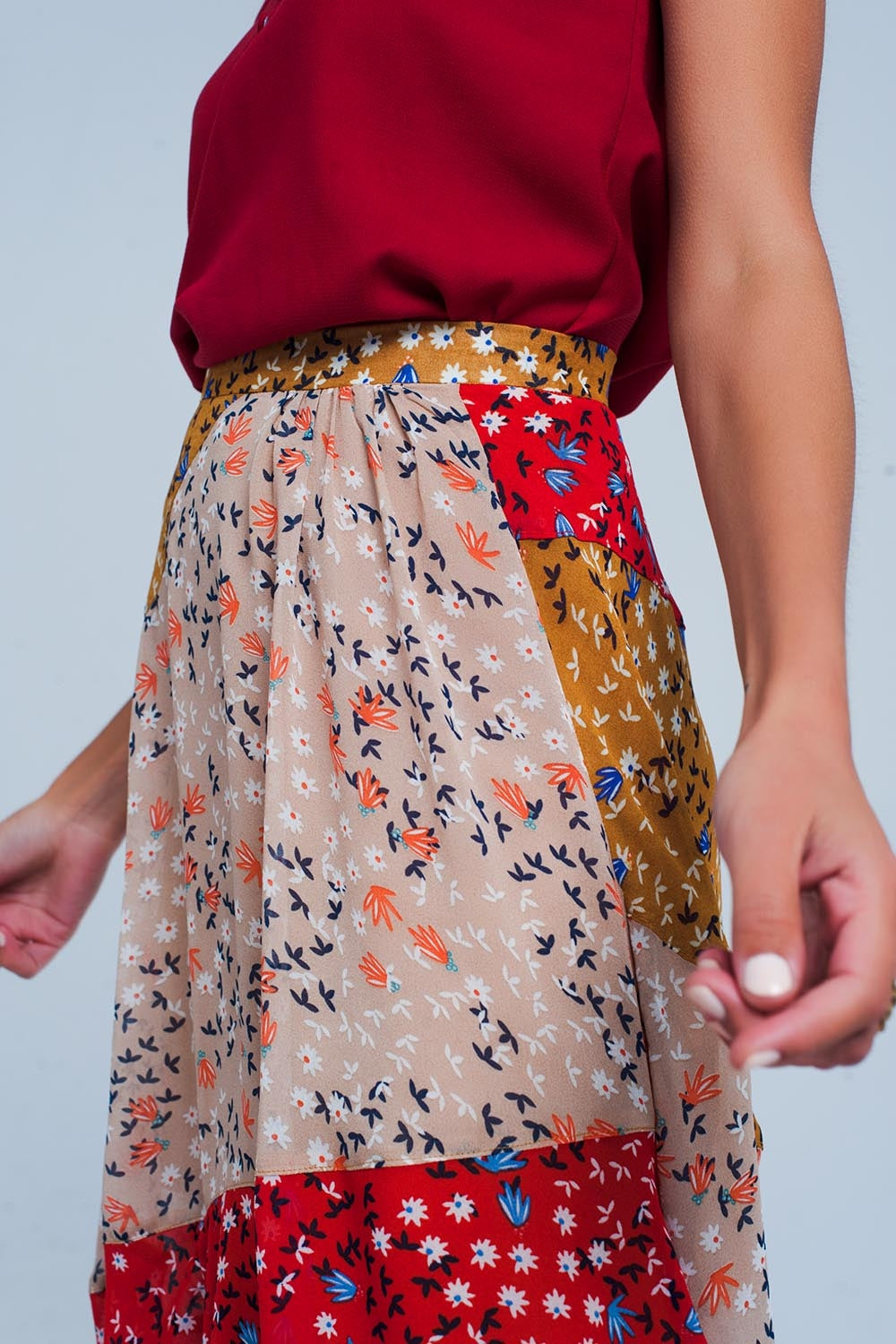 Falda roja larga de corte al bies con estampado de florecillas Q2