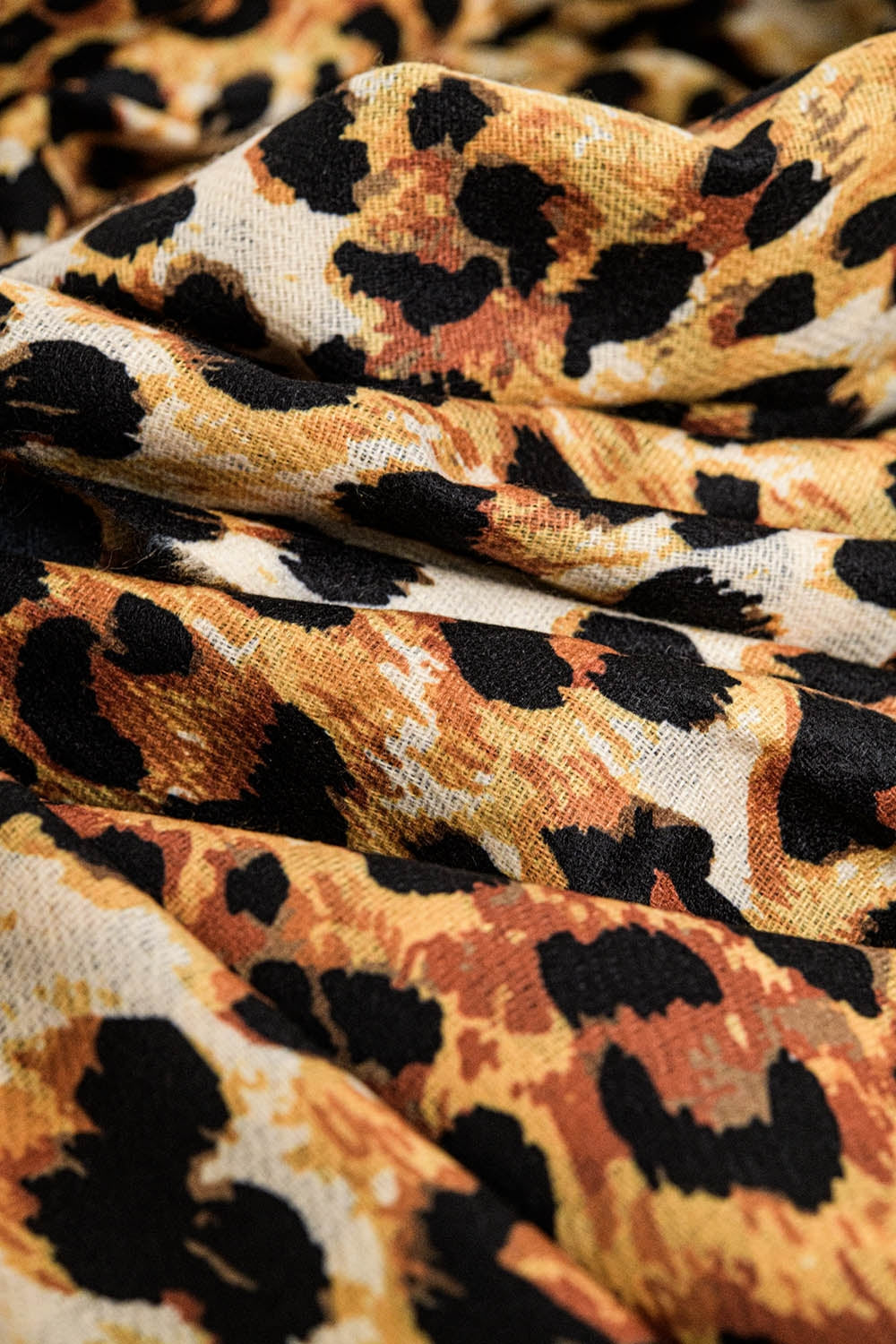 Fino pañuelo tejido con estampado de leopardo en camel Q2