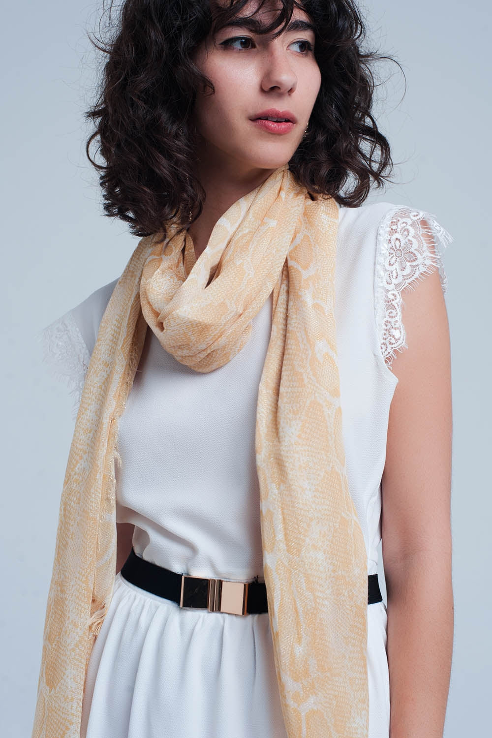 Q2 Fular amarillo con estampado de leopardo