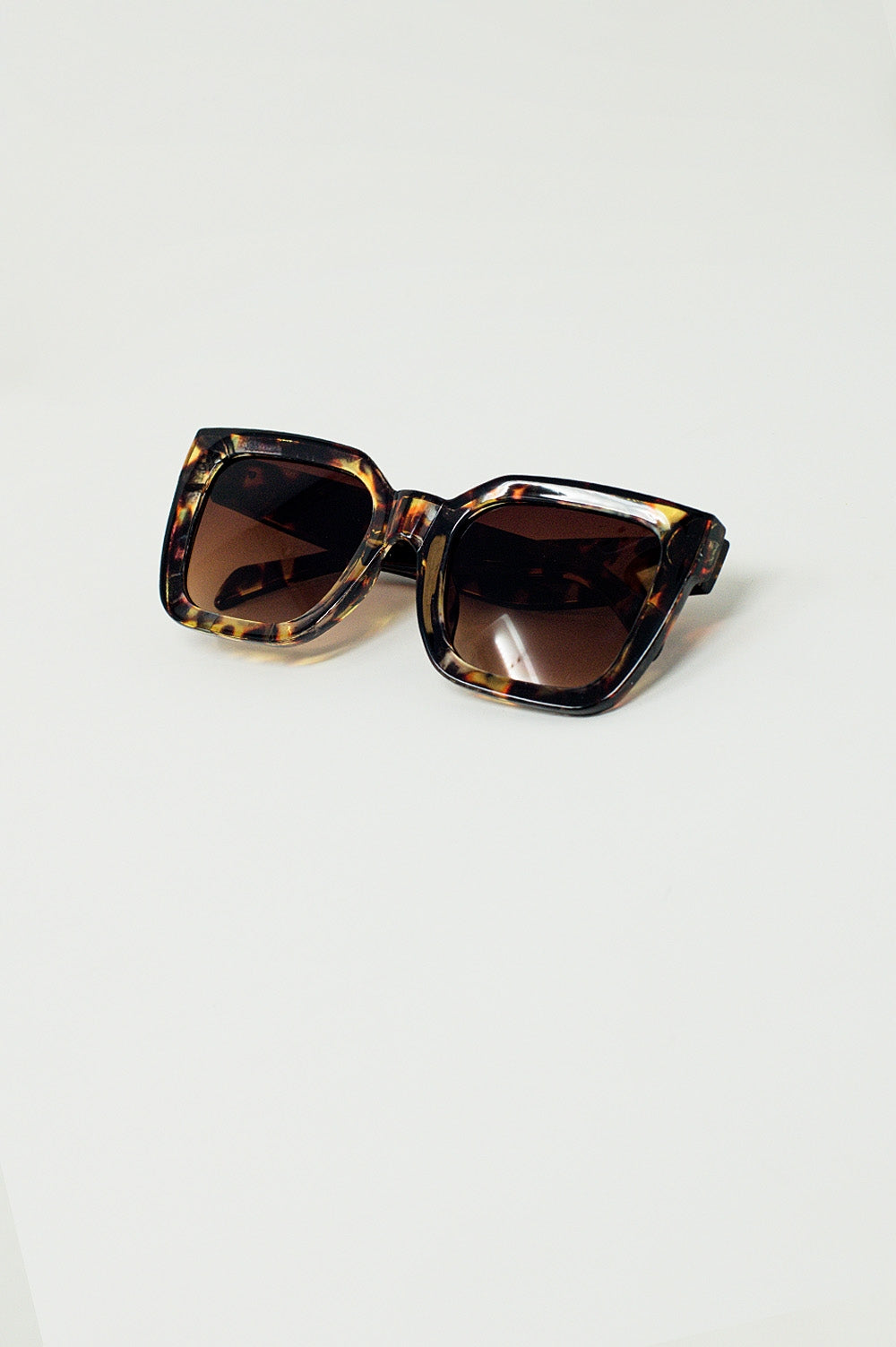 Gafas cuadradas alargadas con lentes oscuros en tonos de concha de tortuga Q2