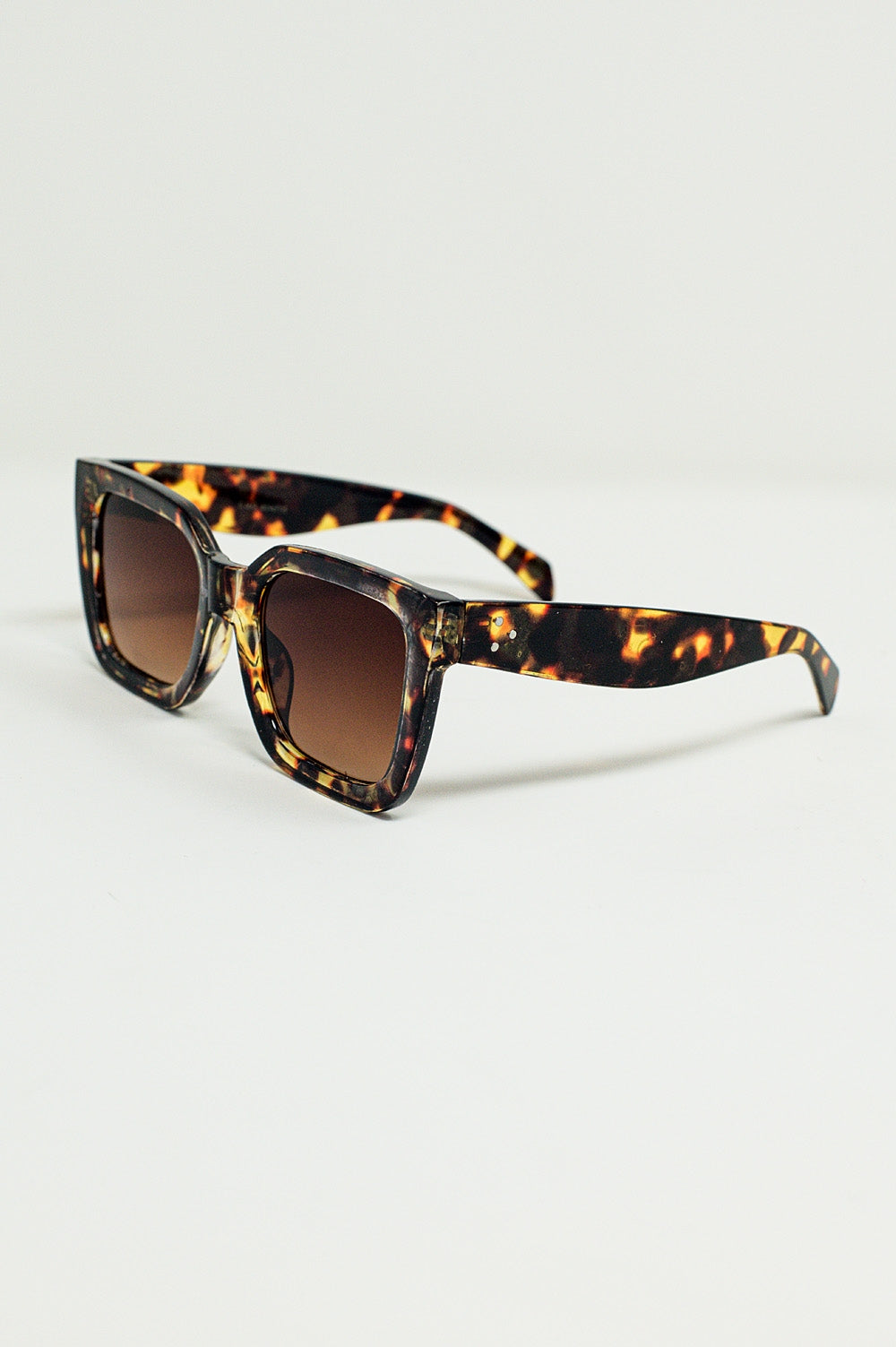 Gafas cuadradas alargadas con lentes oscuros en tonos de concha de tortuga Q2