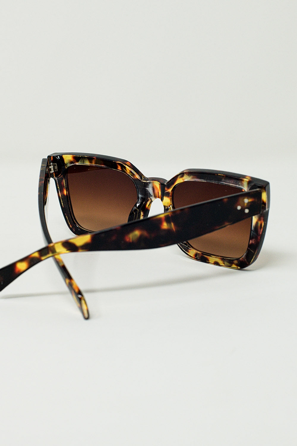 Gafas cuadradas alargadas con lentes oscuros en tonos de concha de tortuga Q2