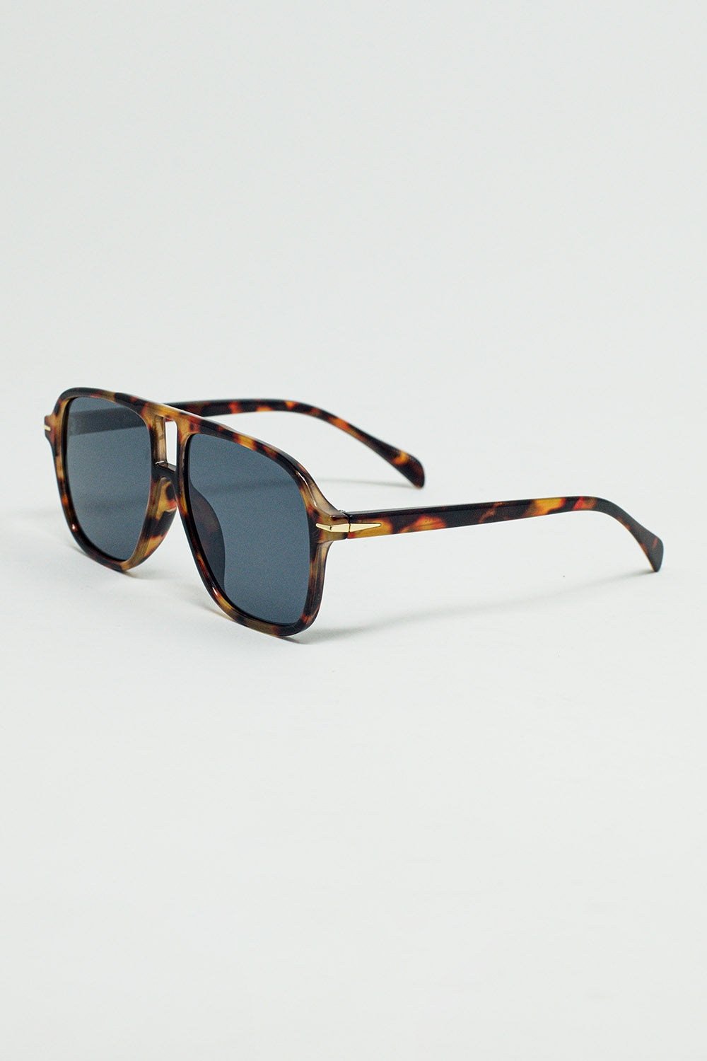 Gafas de aviador ovaladas con lentes ahumadas negras en carey Q2