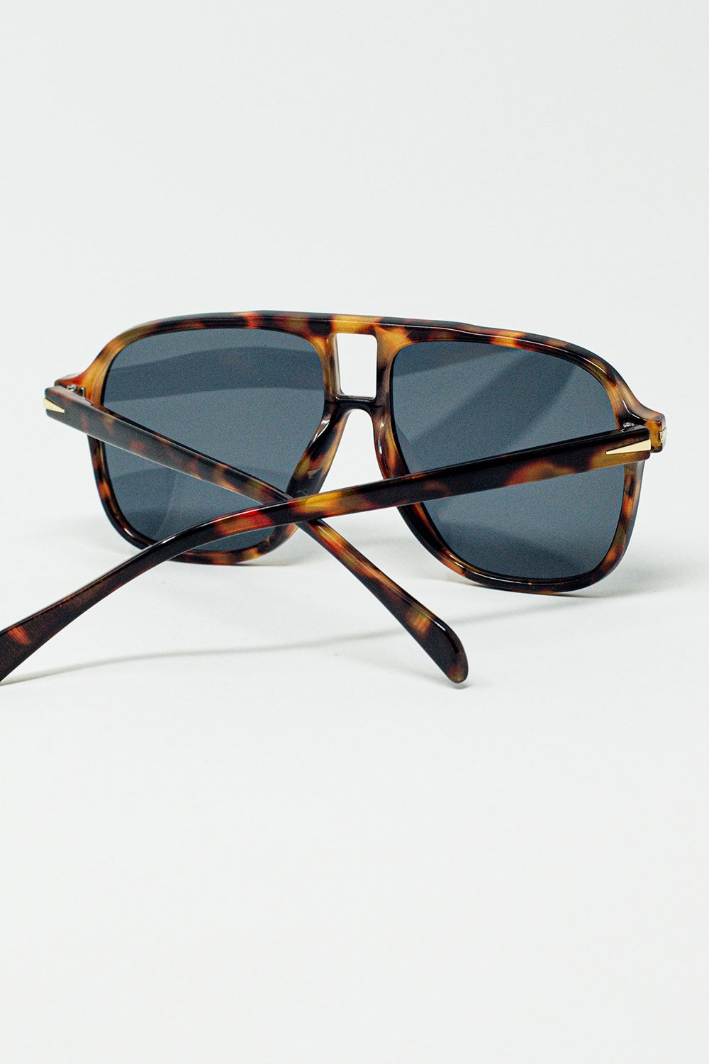 Gafas de aviador ovaladas con lentes ahumadas negras en carey Q2