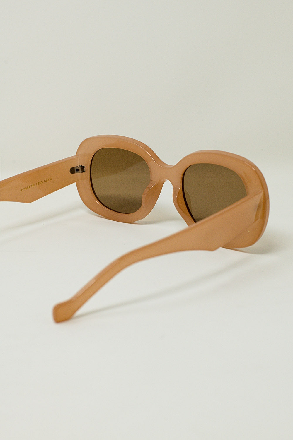 Gafas de sol circulares de gran tamaño en color beige Q2