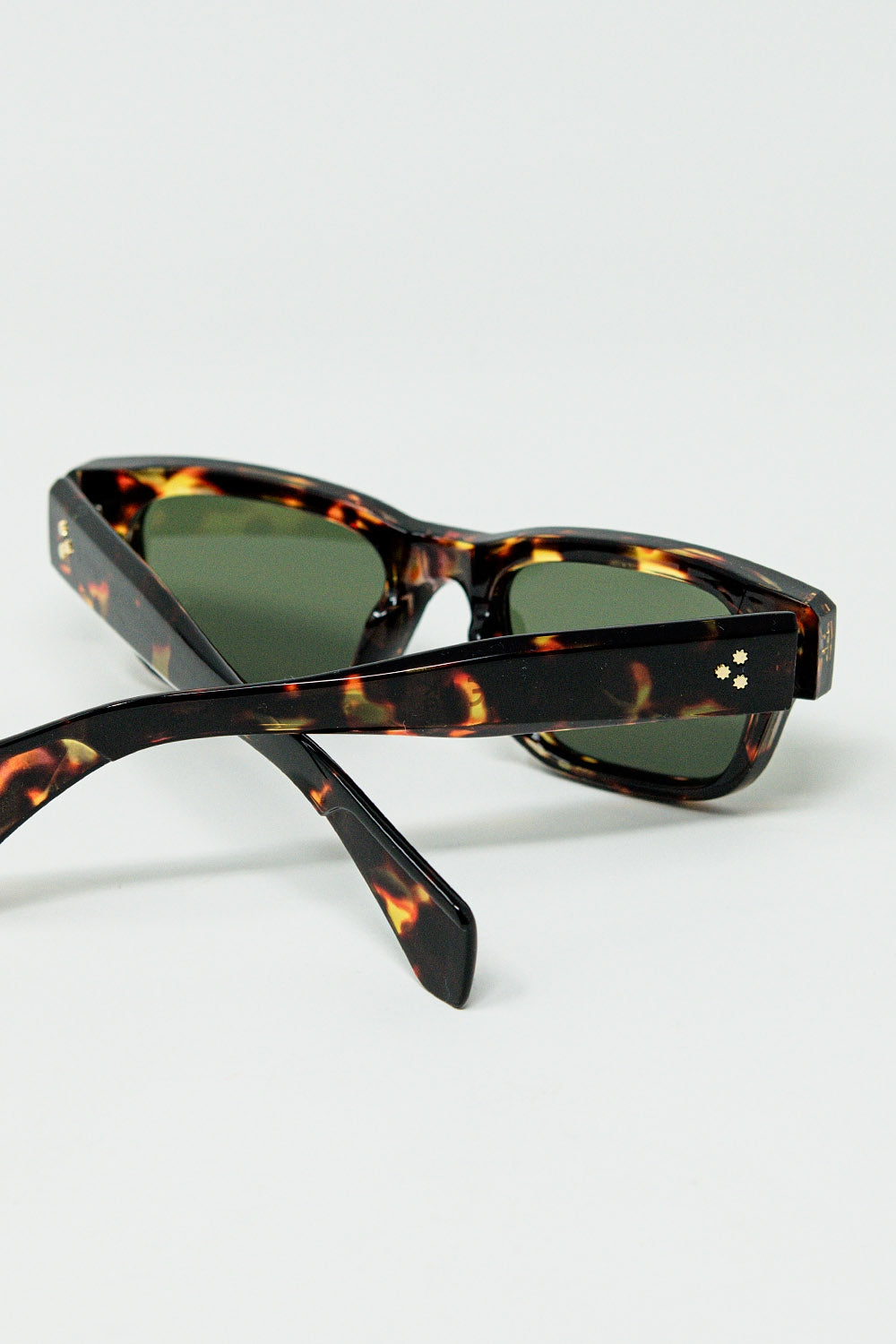 Gafas de sol color ámbar con lentes ovaladas de color verde oscuro Q2
