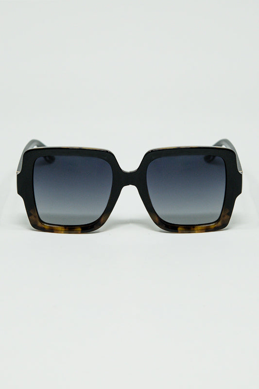 Q2 Gafas de sol con montura con estampado degradado y patillas negras