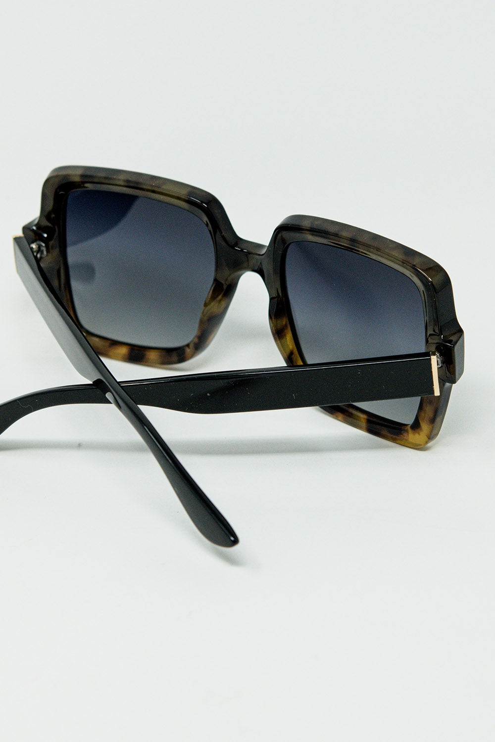 Gafas de sol con montura con estampado degradado y patillas negras Q2