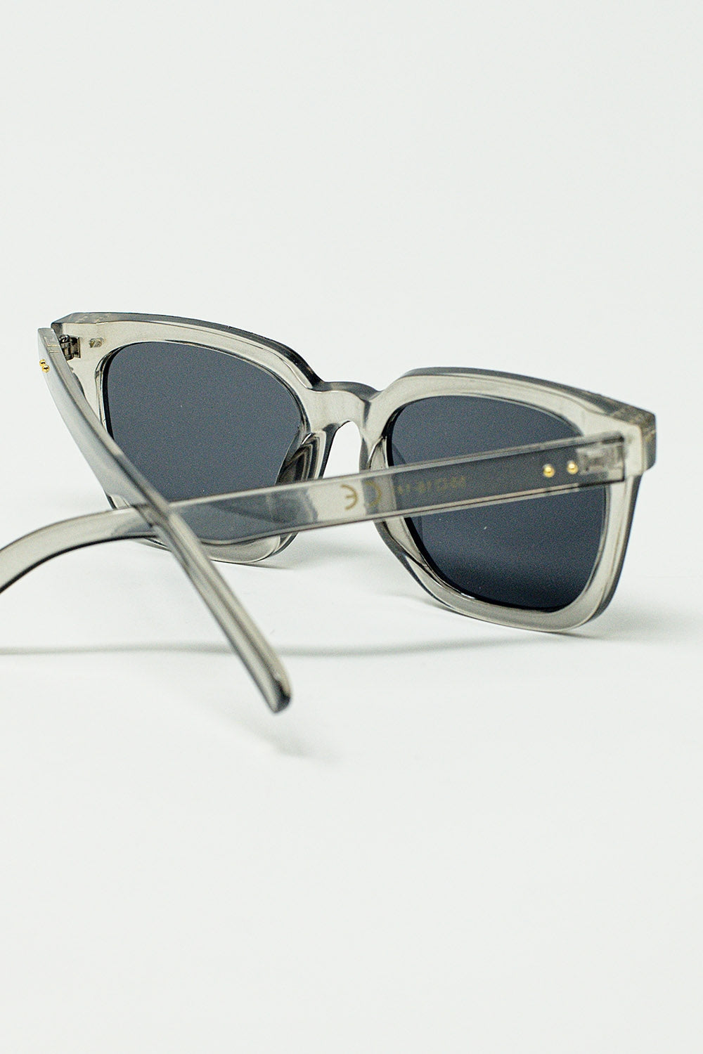 Gafas de sol con montura cuadrada biselada en gris Q2