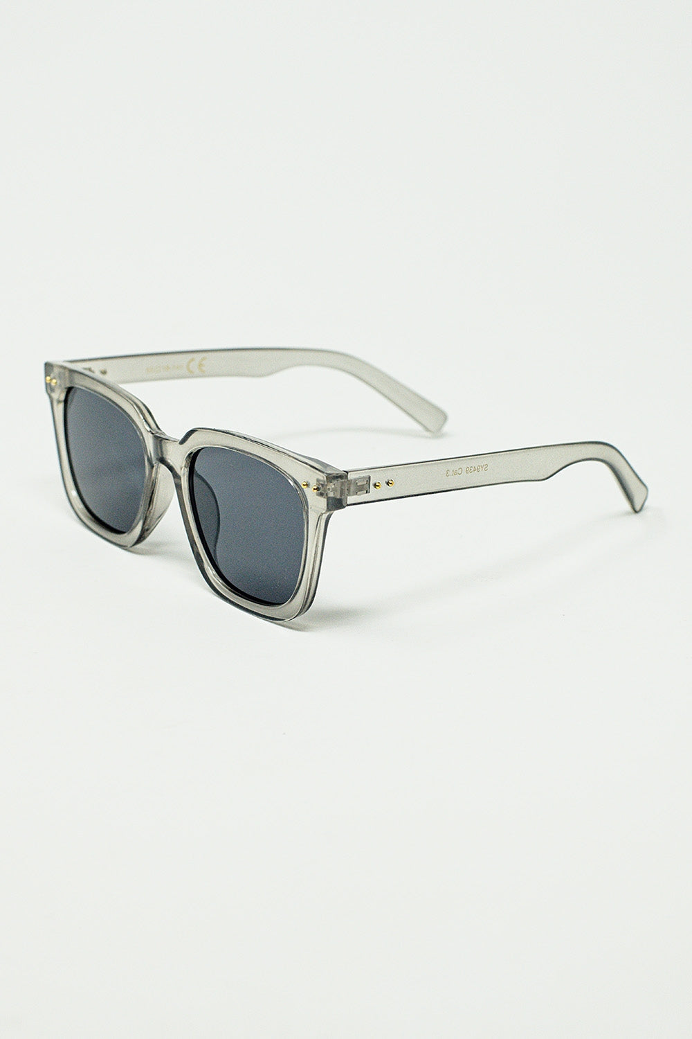 Gafas de sol con montura cuadrada biselada en gris Q2