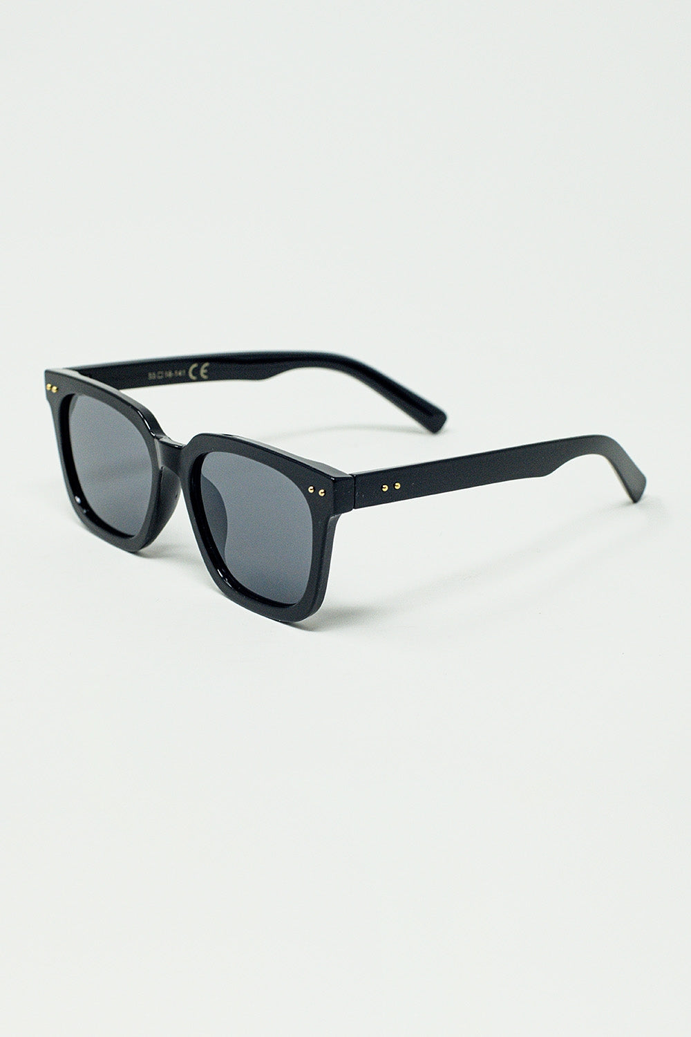 Gafas de sol con montura cuadrada biselada en negro Q2