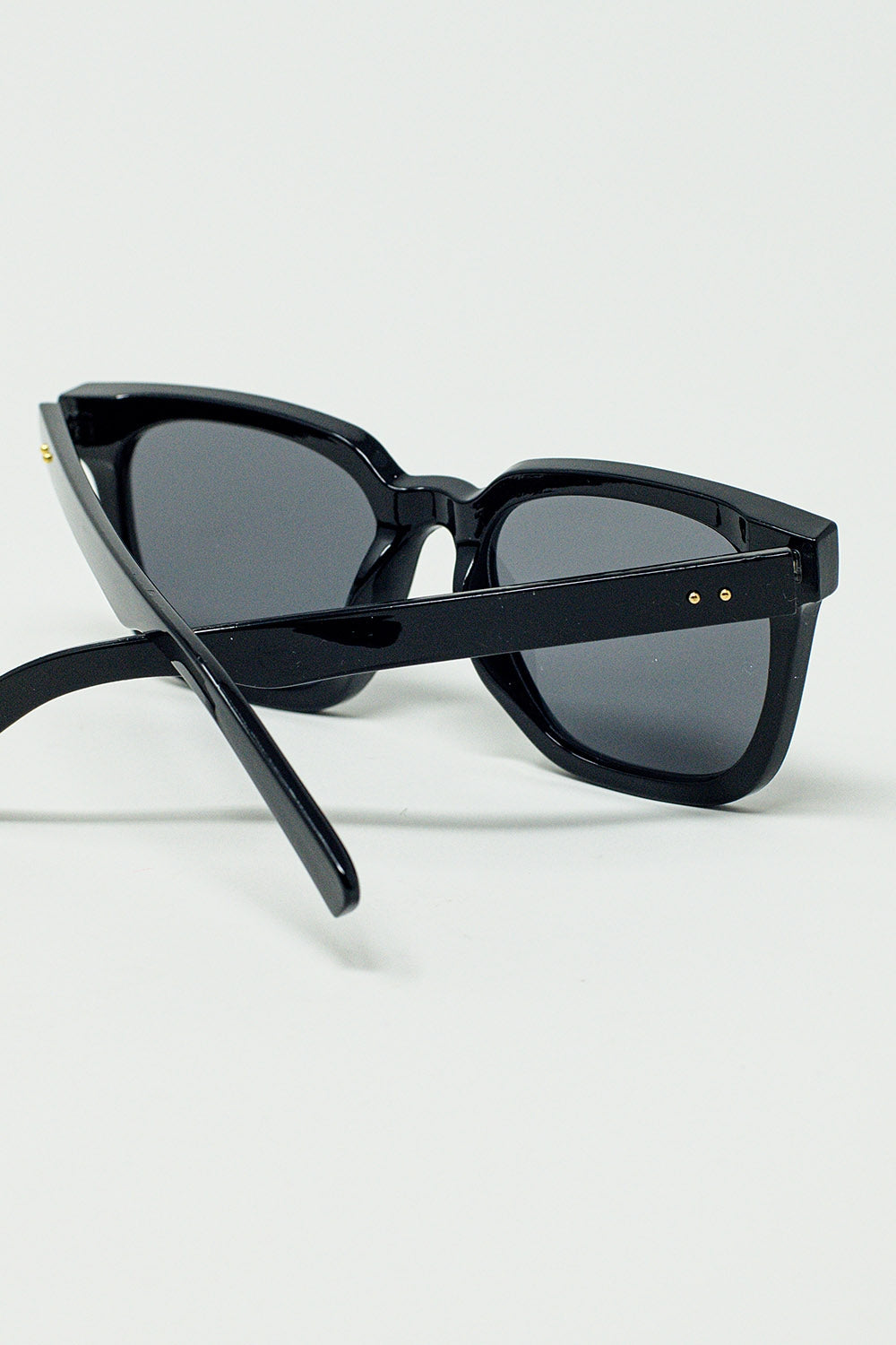 Gafas de sol con montura cuadrada biselada en negro Q2