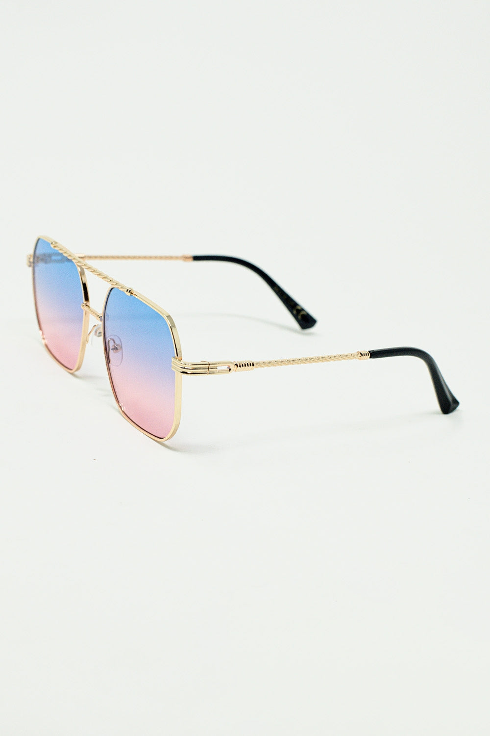 Gafas de sol con montura cuadrada dorada en azul claro degradado con rosa Q2