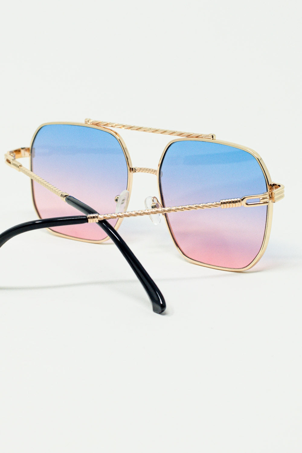 Gafas de sol con montura cuadrada dorada en azul claro degradado con rosa Q2