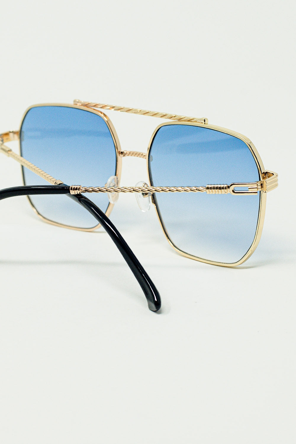 Gafas de sol con montura cuadrada dorada y azul claro degradado Q2