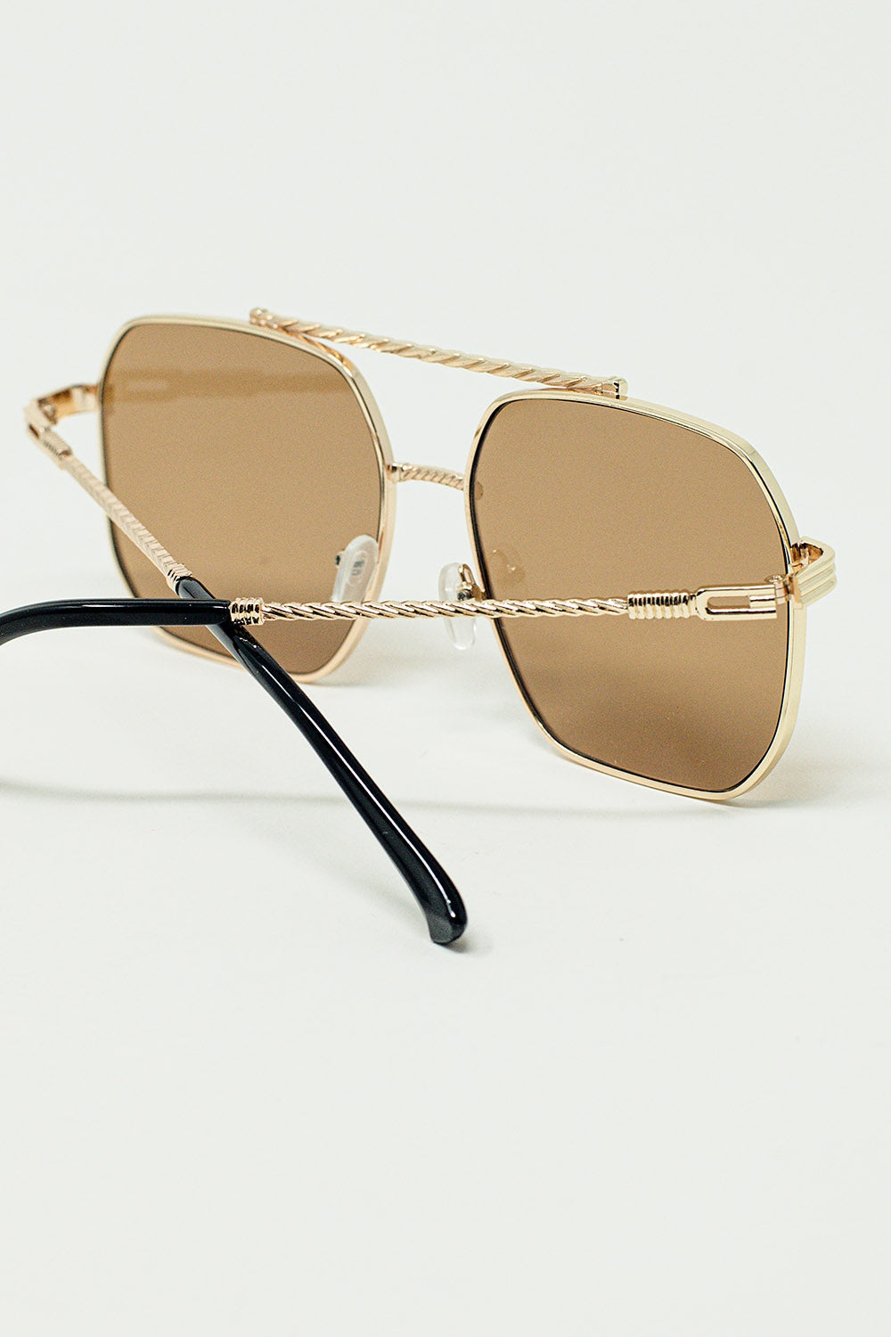 Gafas de sol con montura cuadrada dorada y lentes marrones Q2