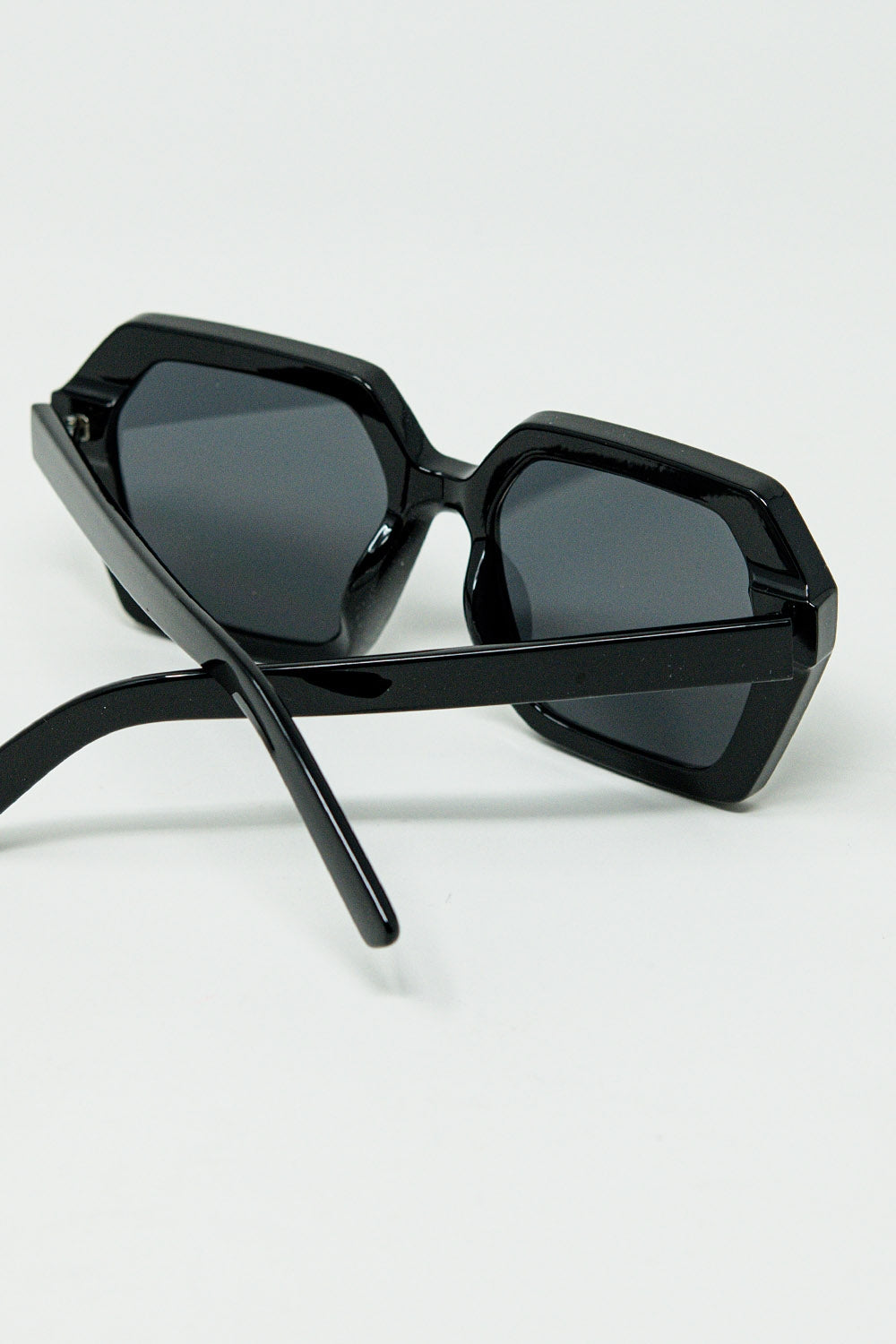 Gafas de sol con montura geométrica en color negro Q2