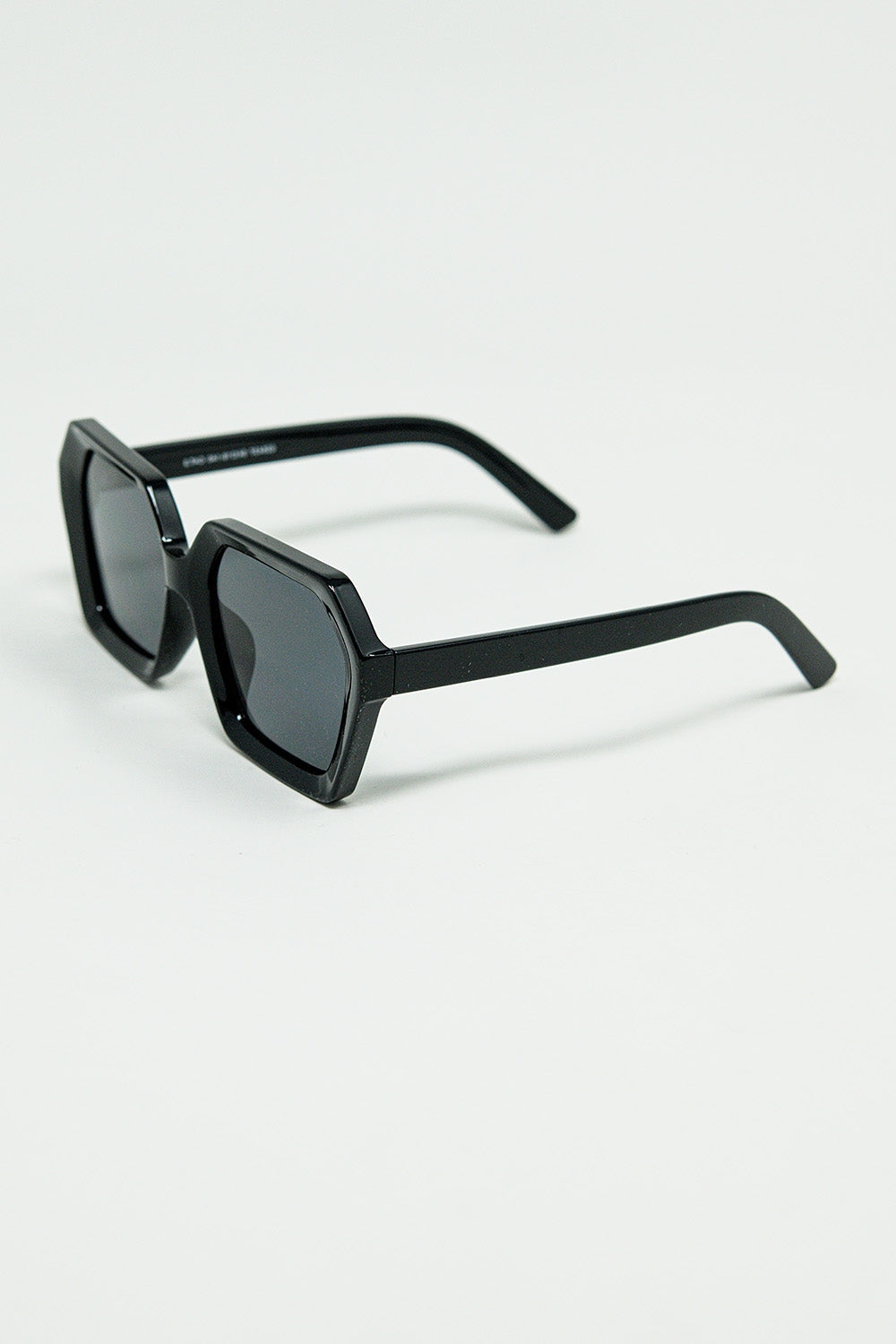 Gafas de sol con montura geométrica en color negro Q2