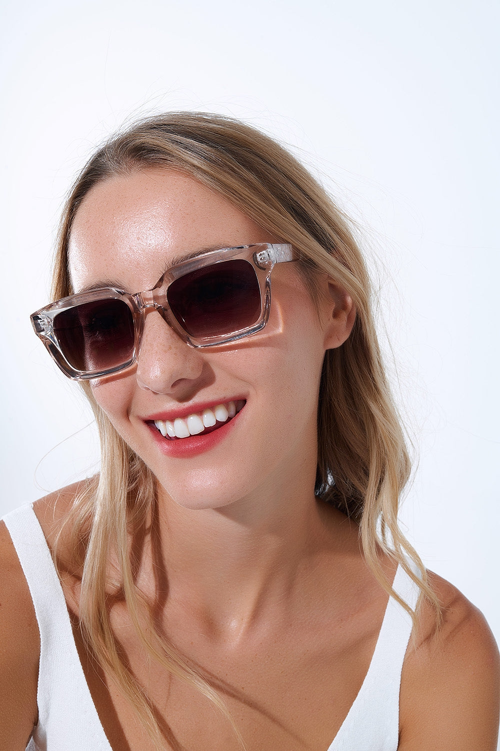 Gafas de sol con montura gruesa cuadrada translúcida de estilo retro Q2