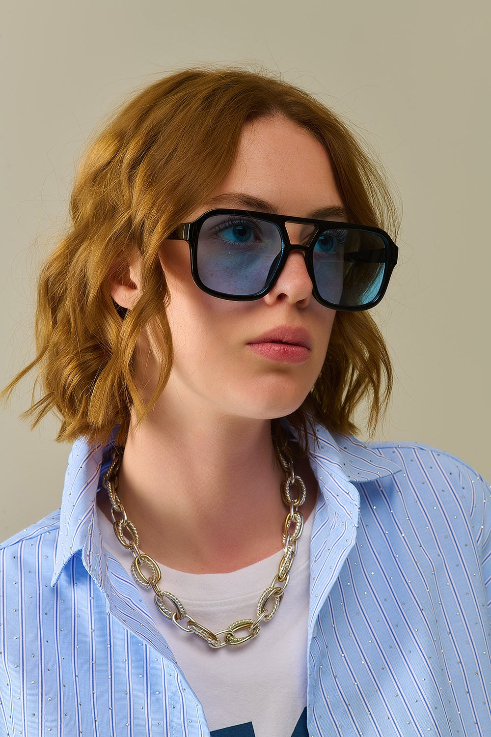 Gafas de sol con montura negra y cristales azules Q2
