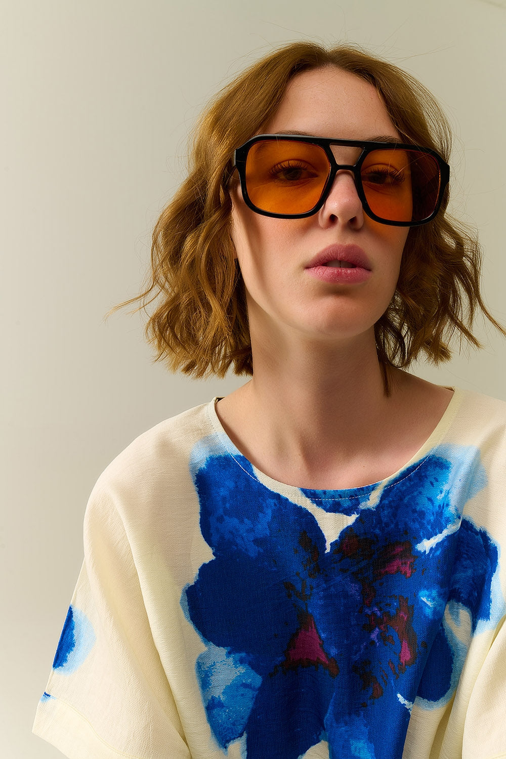 Gafas de sol con montura negra y cristales naranjas Q2