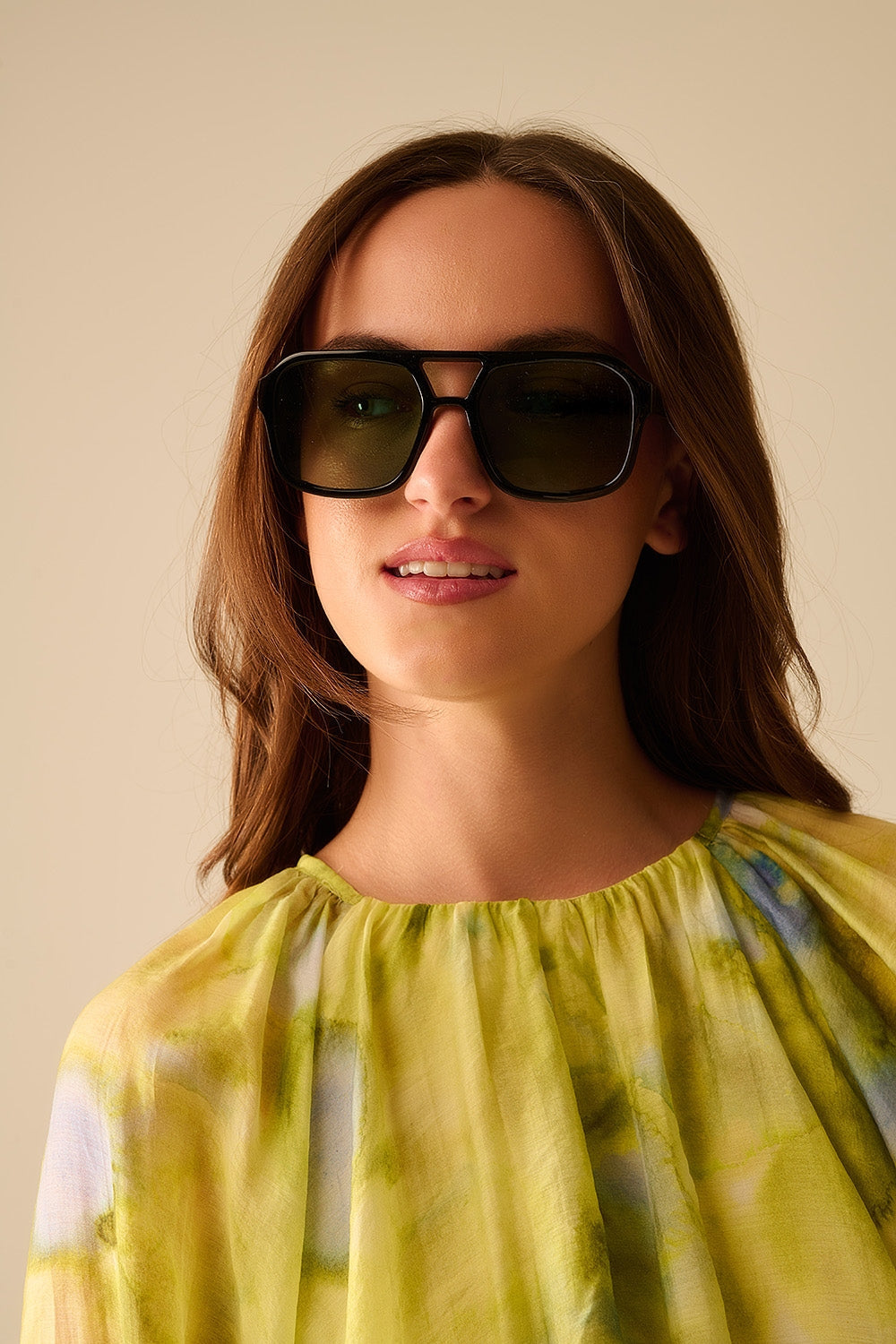 Gafas de sol con montura negra y cristales verdes Q2
