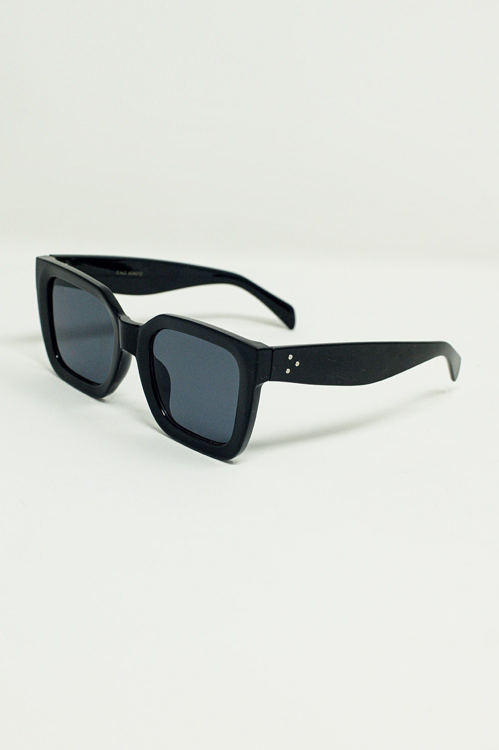 Gafas de sol cuadradas con cristales oscuros en negro Q2