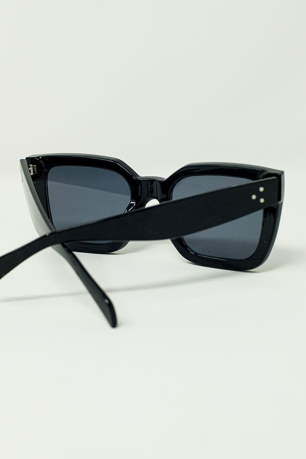 Gafas de sol cuadradas con cristales oscuros en negro Q2