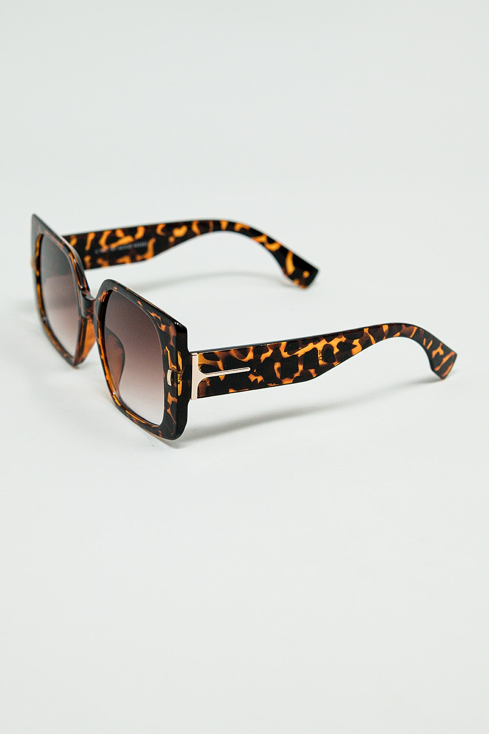 gafas de sol cuadradas con estampado de tigre y detalle dorado en el lateral Q2