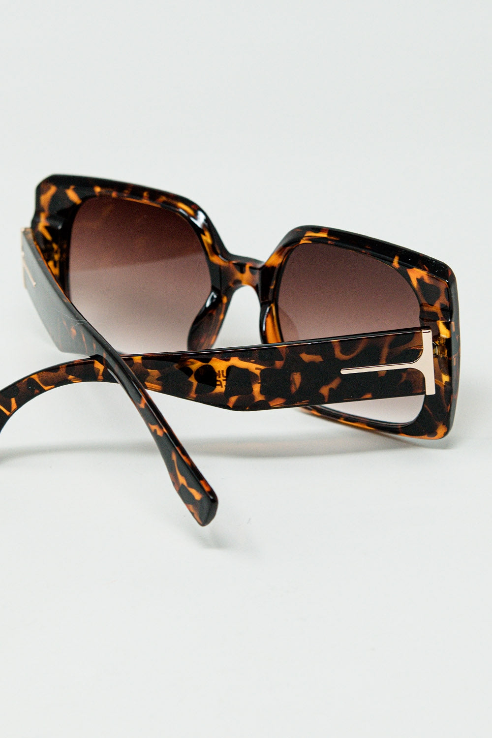 gafas de sol cuadradas con estampado de tigre y detalle dorado en el lateral Q2