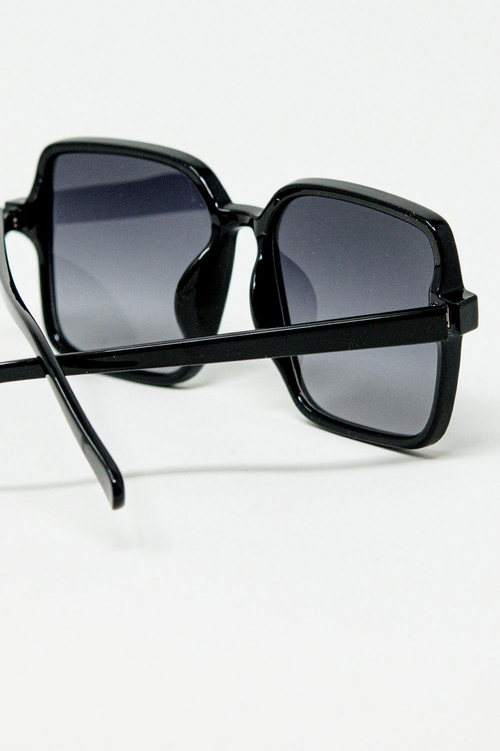 Gafas de sol cuadradas con montura de alto brillo en negro Q2