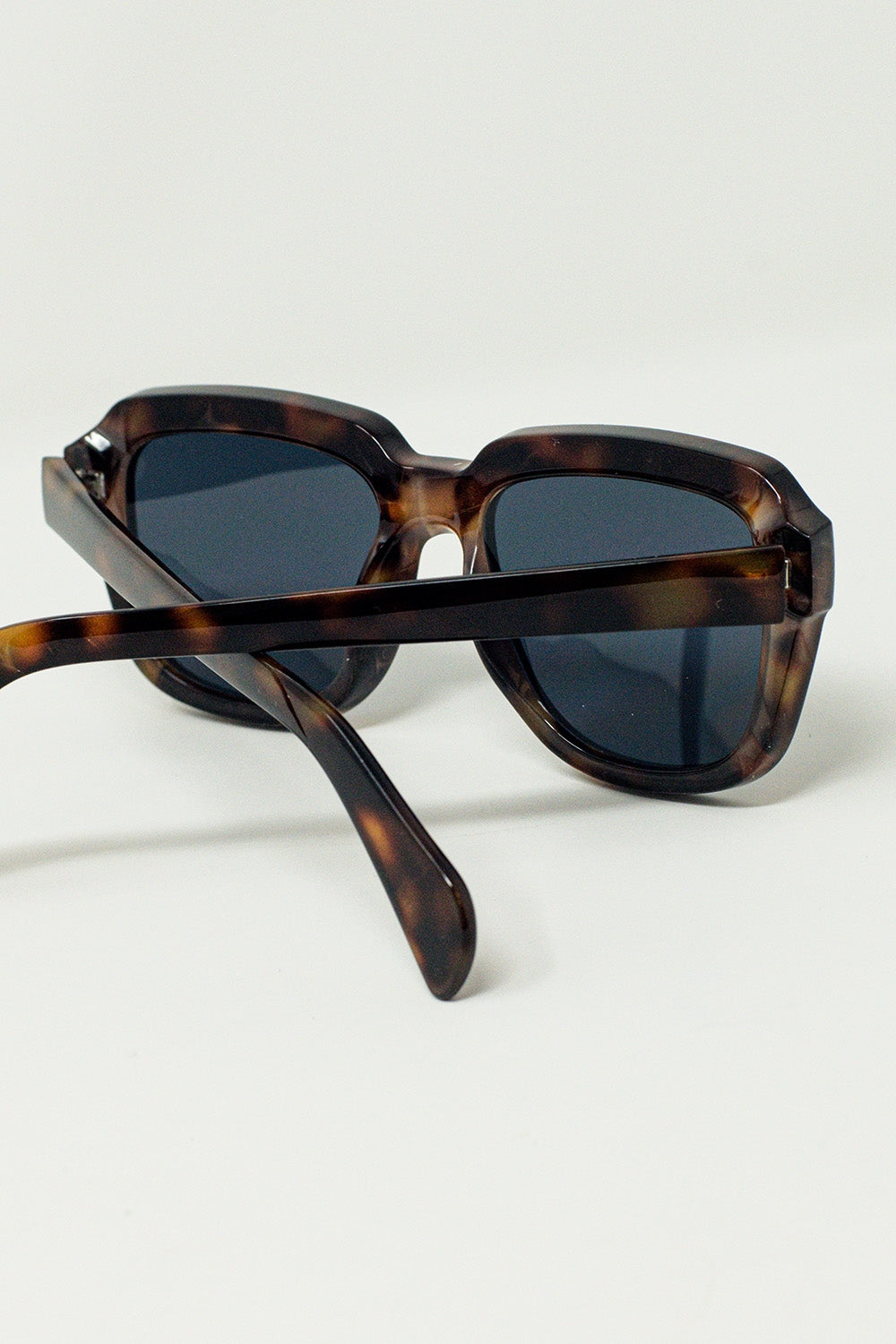 Gafas de sol cuadradas con montura de carey marrón oscuro Q2