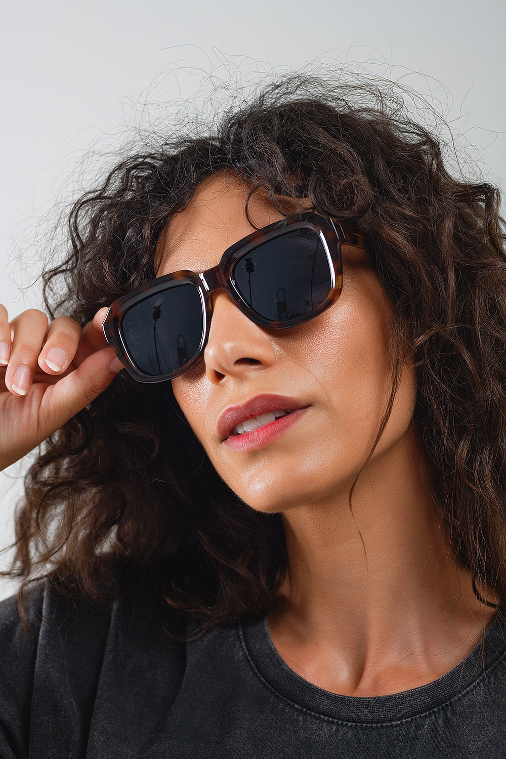 Gafas de sol cuadradas con montura de carey marrón oscuro Q2