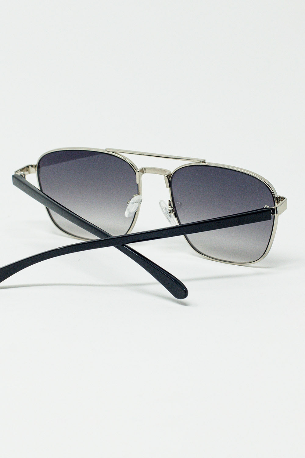 Gafas de sol cuadradas de metal con lentes ahumadas grises Q2