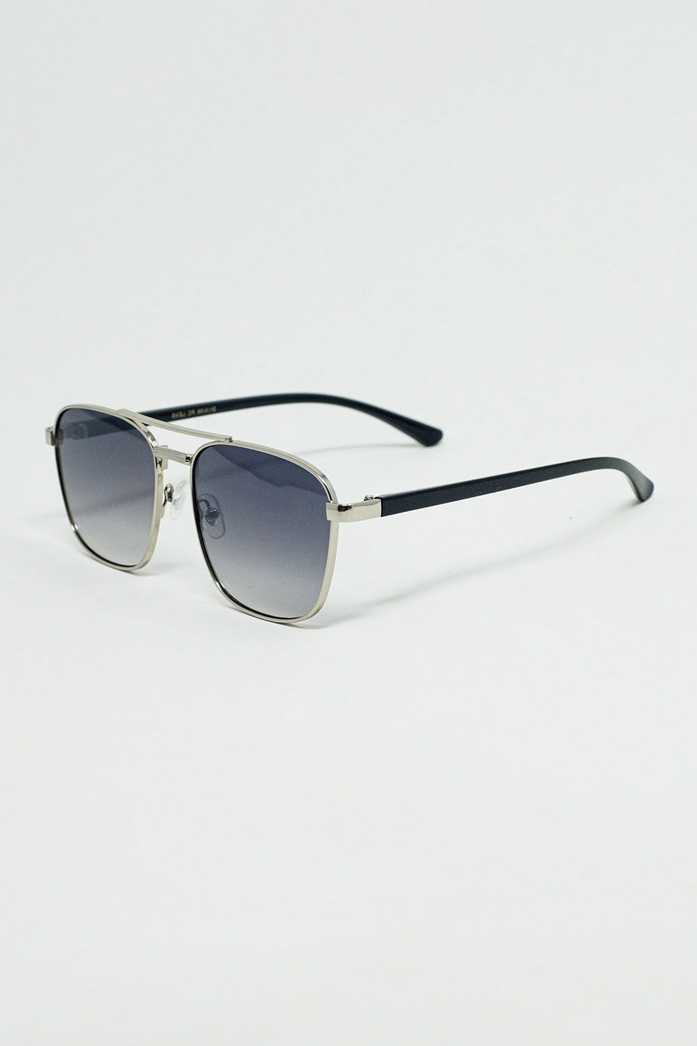 Gafas de sol cuadradas de metal con lentes ahumadas grises Q2