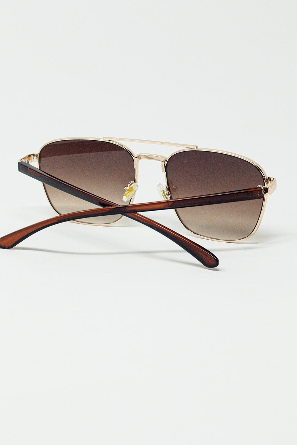 Gafas de sol cuadradas de metal con lentes ahumadas marrones Q2