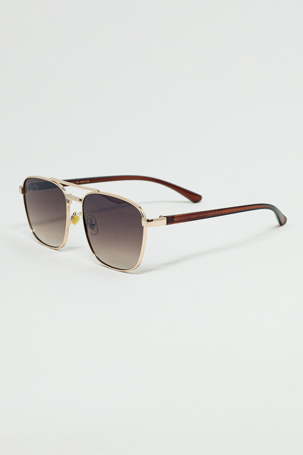 Gafas de sol cuadradas de metal con lentes ahumadas marrones Q2