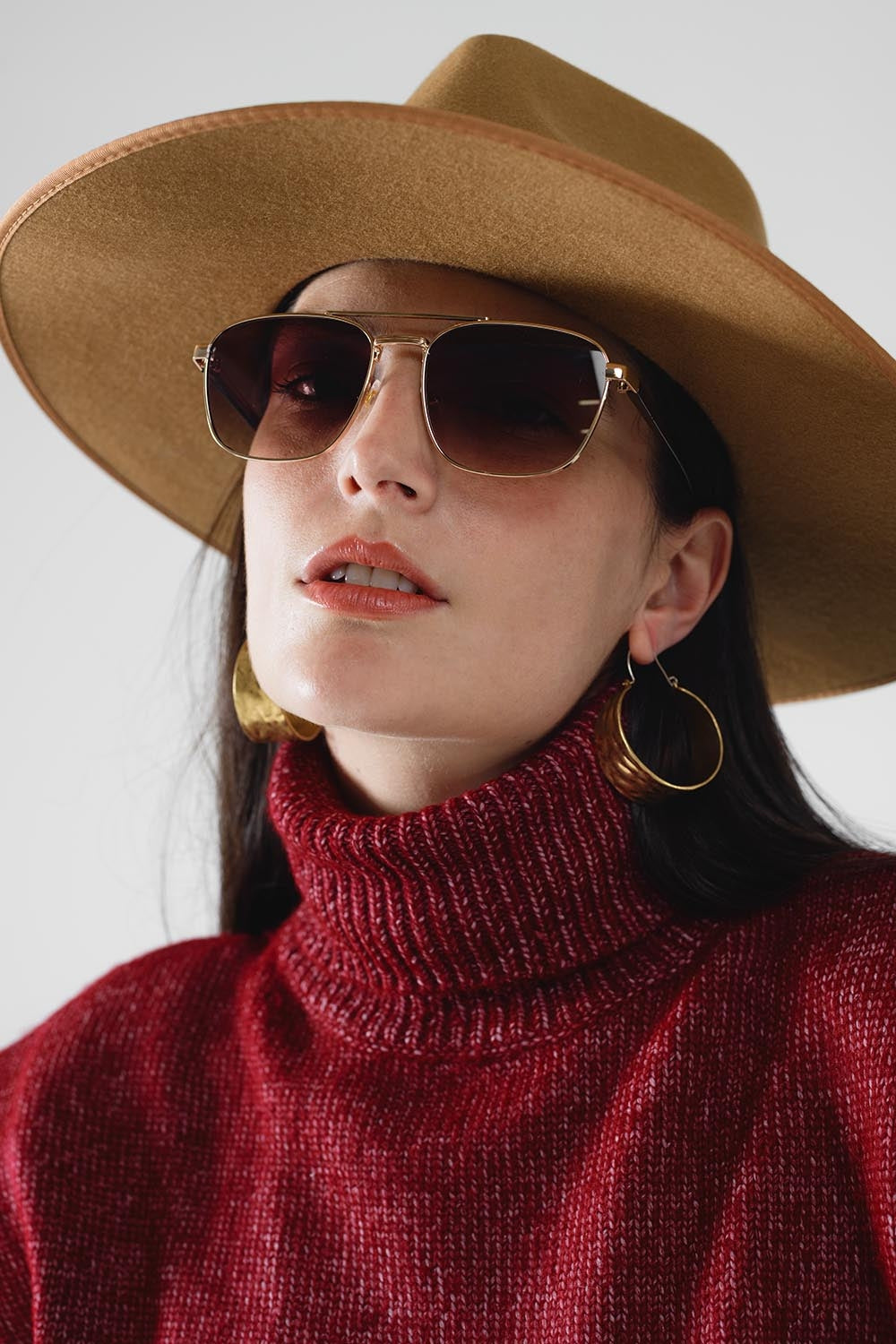 Gafas de sol cuadradas de metal con lentes ahumadas marrones Q2