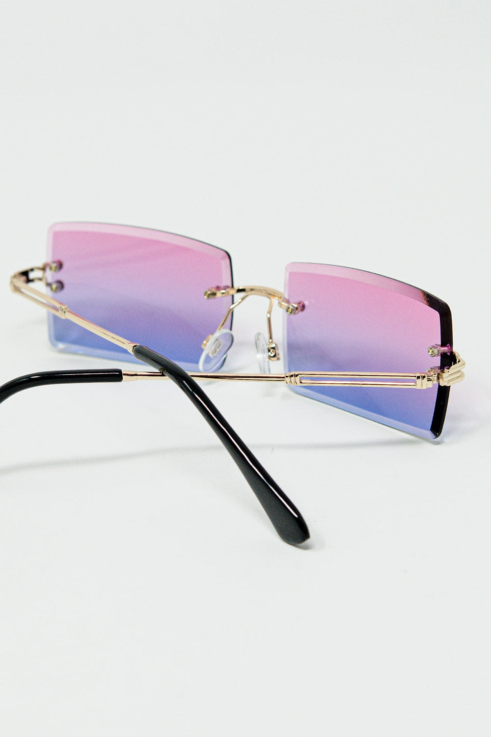 Gafas de sol cuadradas doradas sin montura con cristales degradados de morado a rosa Q2