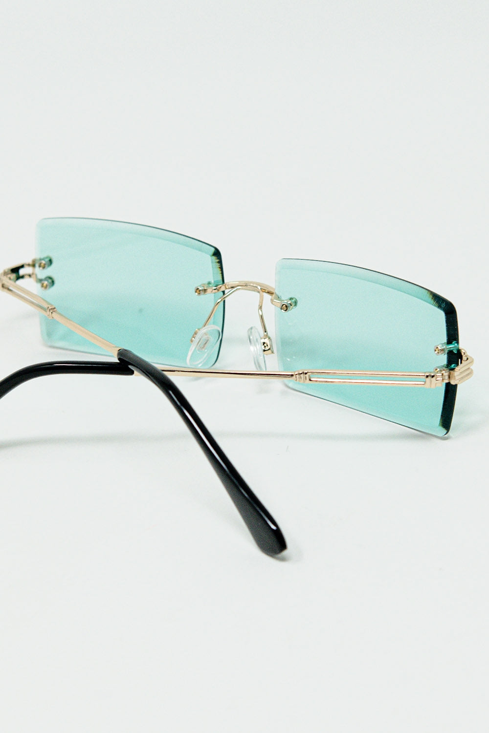 Gafas de sol cuadradas doradas sin montura con cristales turquesa Q2