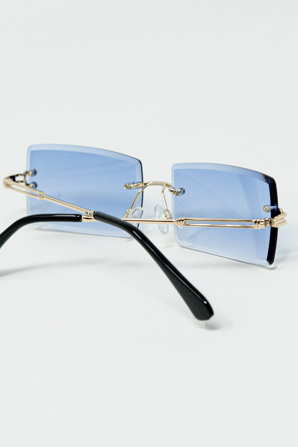 Gafas de sol cuadradas doradas sin montura con lentes moradas Q2