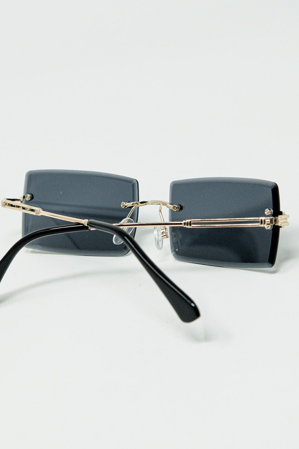 Gafas de sol cuadradas doradas sin montura con lentes negras Q2