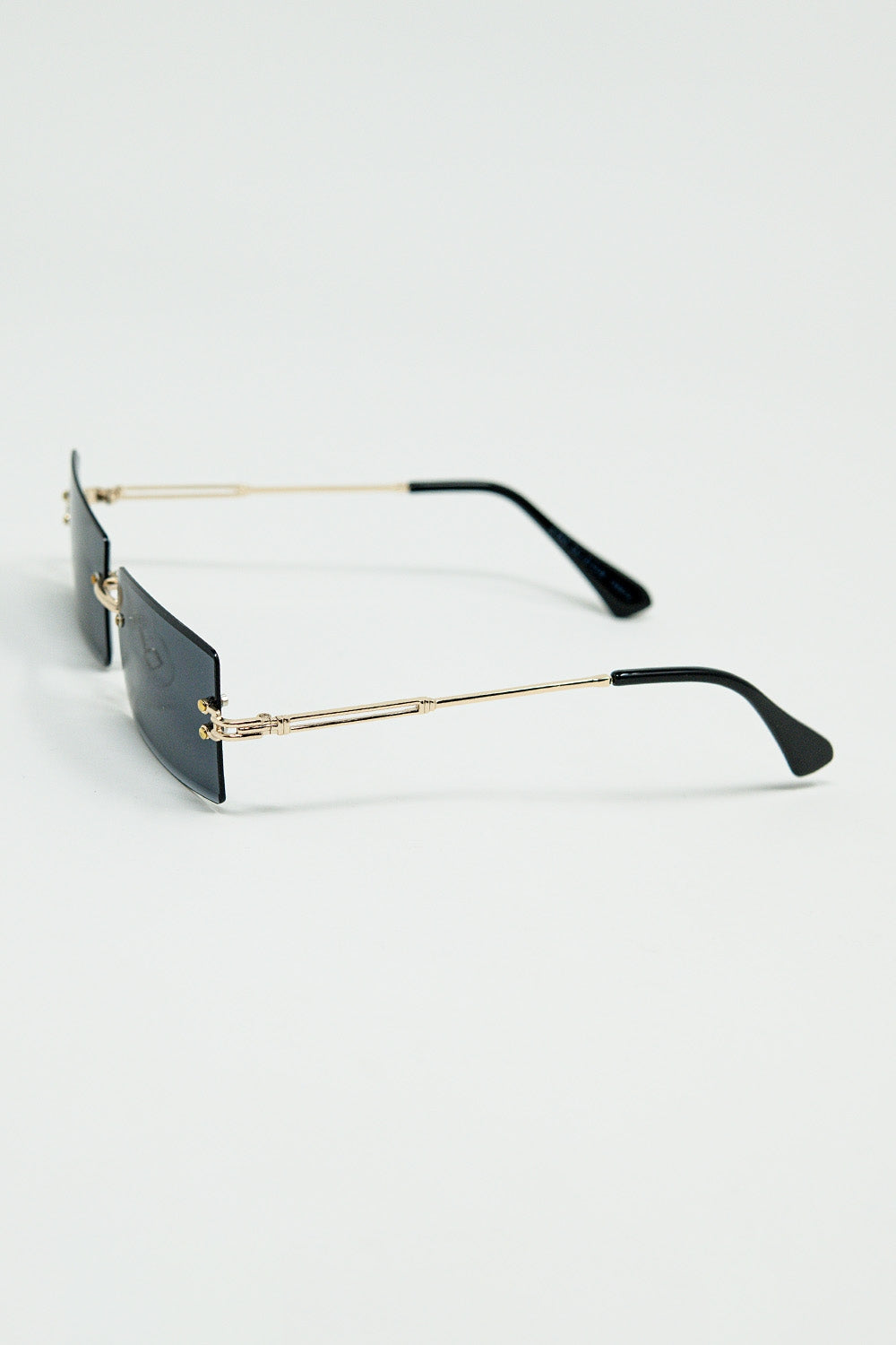 Gafas de sol cuadradas doradas sin montura con lentes negras Q2