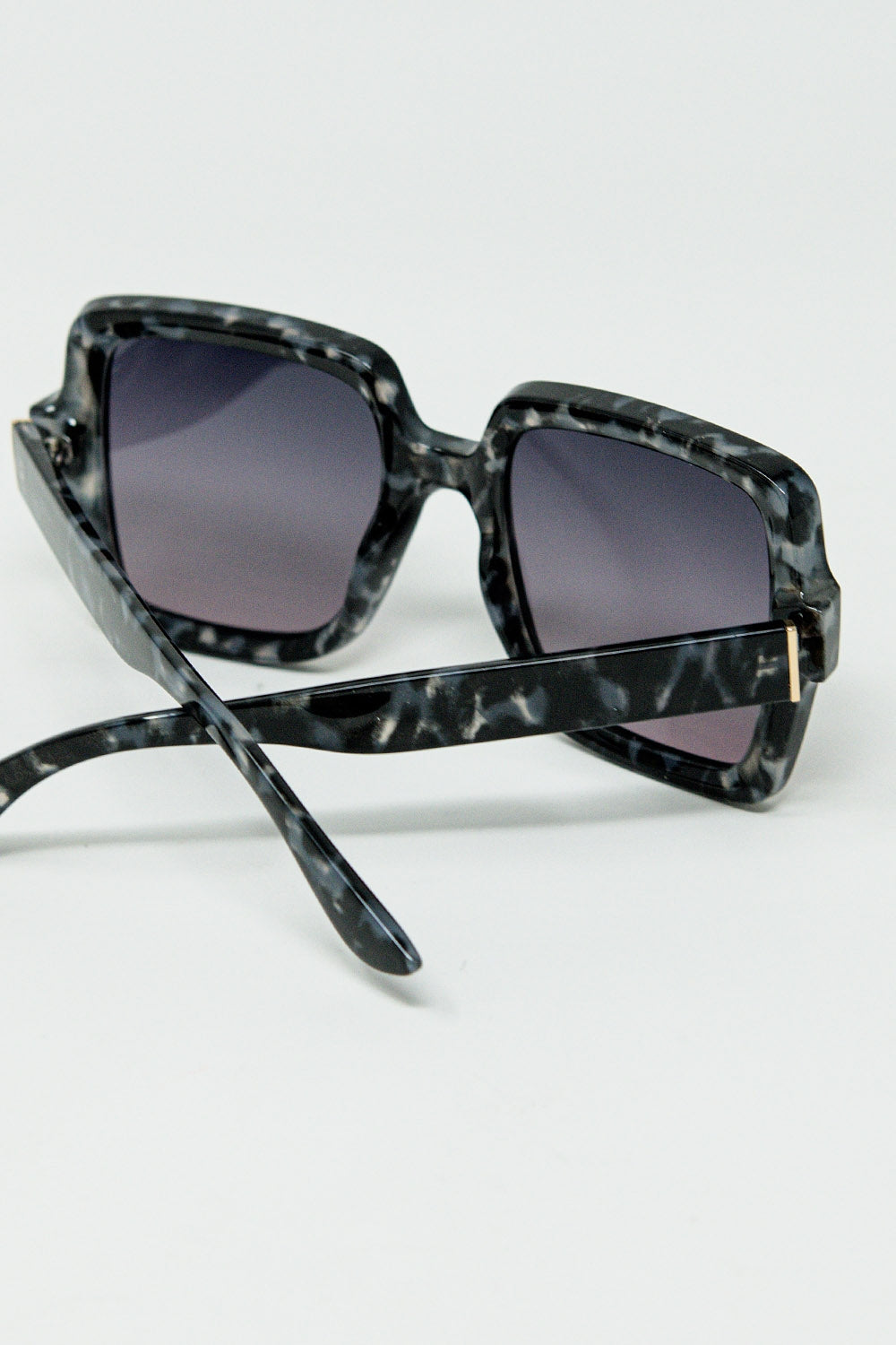 Gafas de sol cuadradas en blanco y negro con detalles de lunares grises Q2