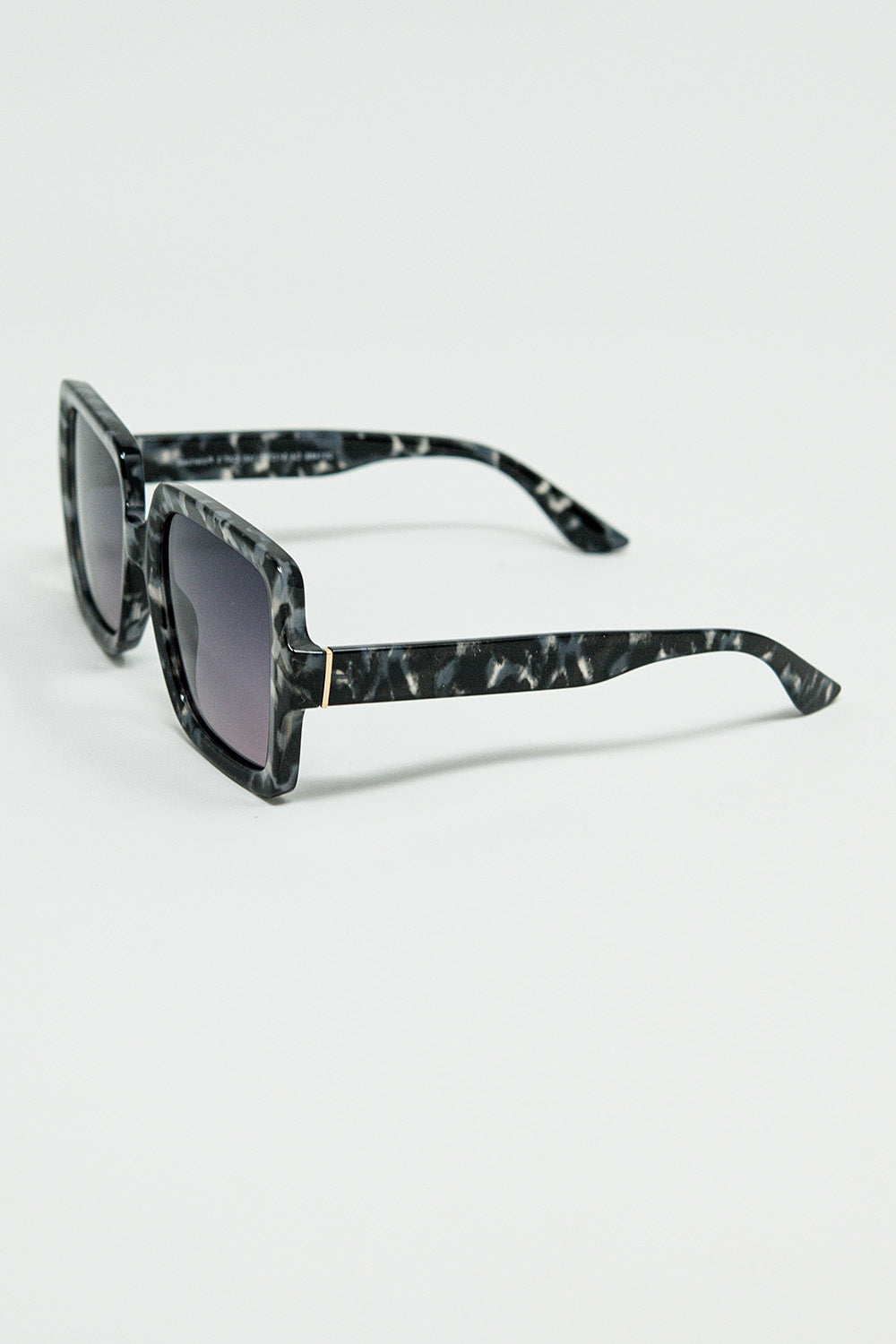 Gafas de sol cuadradas en blanco y negro con detalles de lunares grises Q2